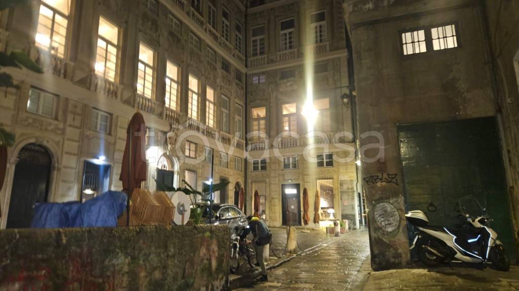 appartamento in vendita a Genova in zona Sottoripa / Maddalena / Molo