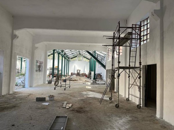 locale commerciale in vendita a Genova in zona Rivarolo