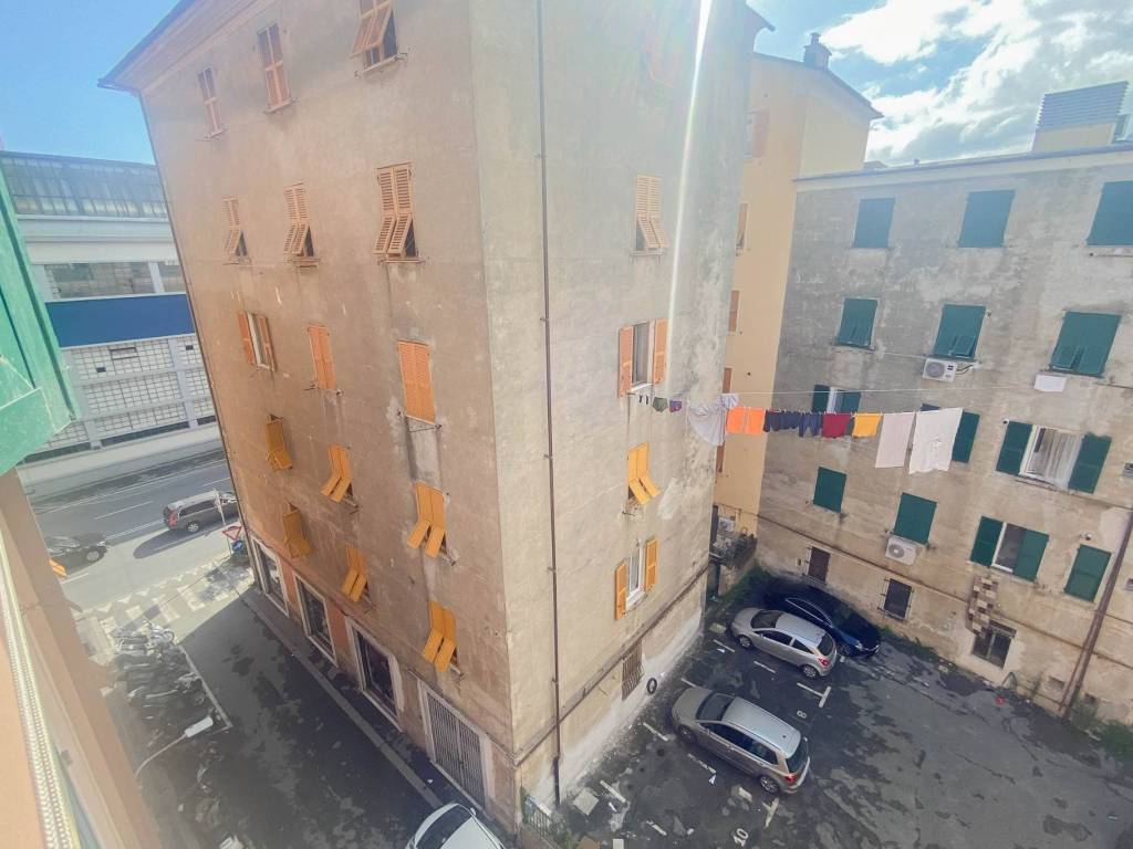 appartamento in vendita a Genova in zona Sestri Ponente