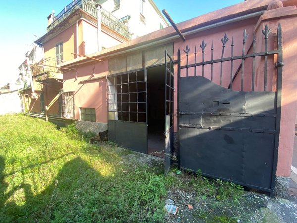locale di sgombero in vendita a Genova in zona Rivarolo