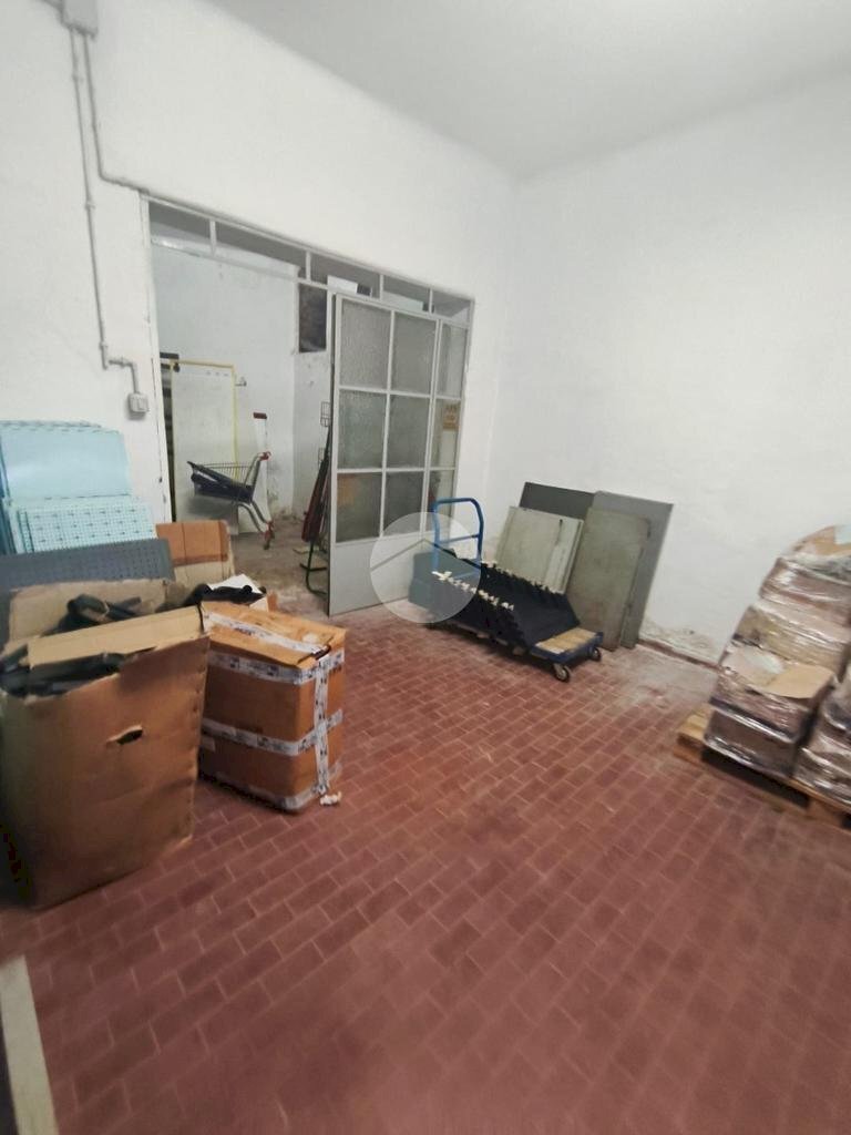 locale di sgombero in vendita a Genova in zona Certosa
