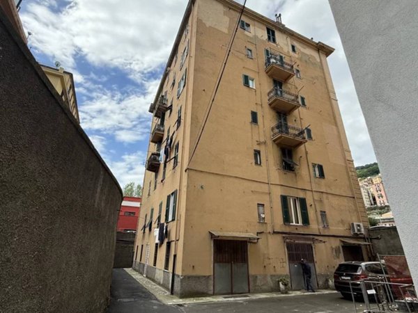 locale commerciale in vendita a Genova in zona Marassi