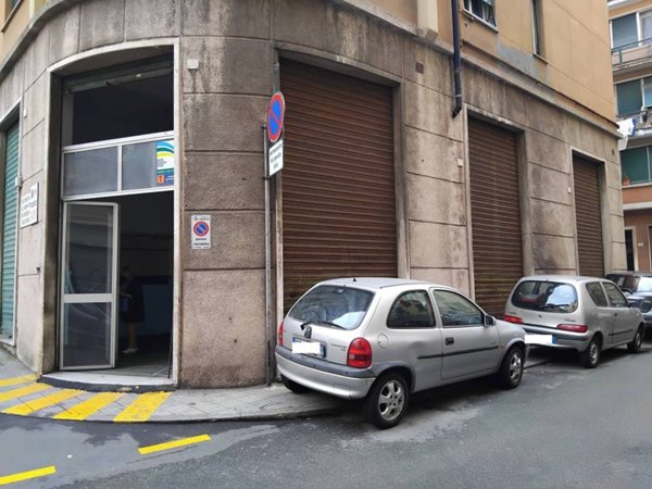 locale commerciale in vendita a Genova in zona Sampierdarena