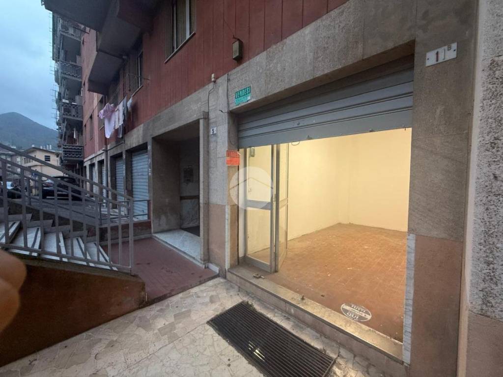 locale commerciale in vendita a Genova in zona Sestri Ponente