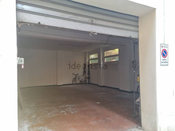 locale commerciale in vendita a Genova in zona Sestri Ponente