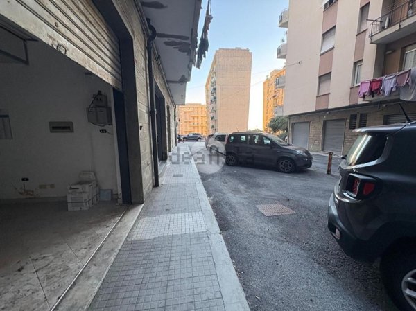 locale commerciale in vendita a Genova in zona Voltri