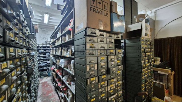 locale commerciale in vendita a Genova in zona Sampierdarena