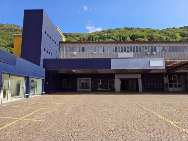 locale commerciale in vendita a Genova in zona Molassana