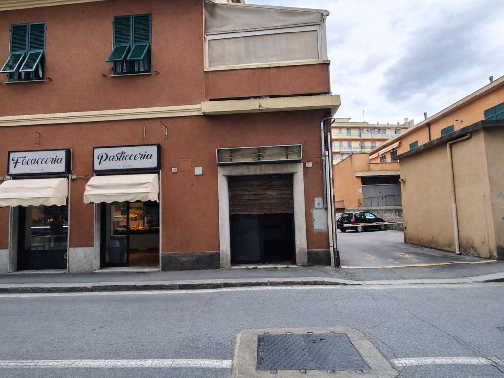 negozio in vendita a Genova in zona Rivarolo