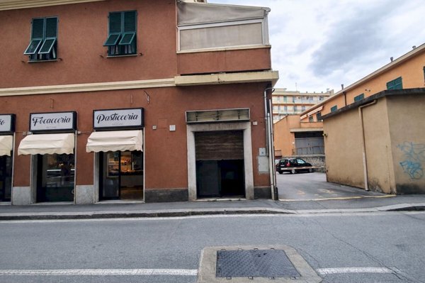 ufficio in vendita a Genova in zona Rivarolo