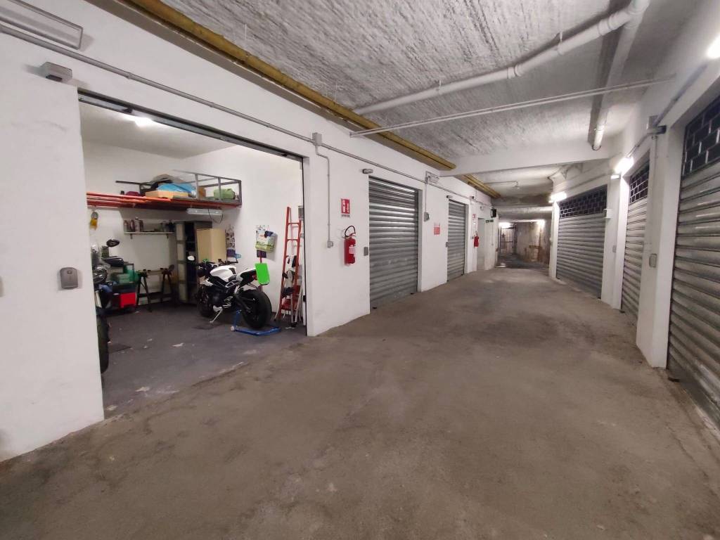 negozio in vendita a Genova in zona Sestri Ponente