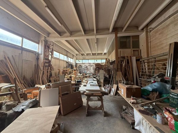 locale di sgombero in vendita a Genova in zona Struppa