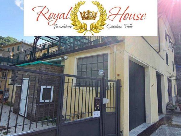 locale commerciale in vendita a Genova in zona Acquasanta