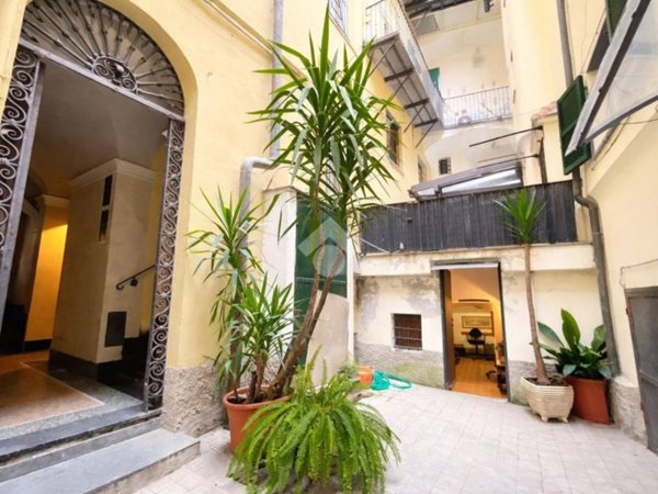 locale commerciale in vendita a Genova in zona Sottoripa / Maddalena / Molo