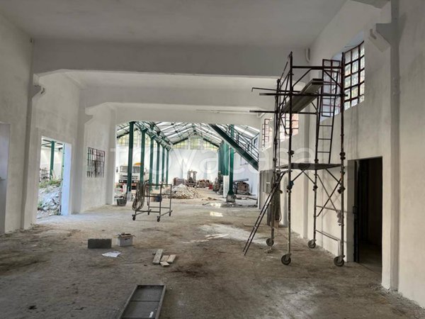 locale commerciale in vendita a Genova in zona Rivarolo