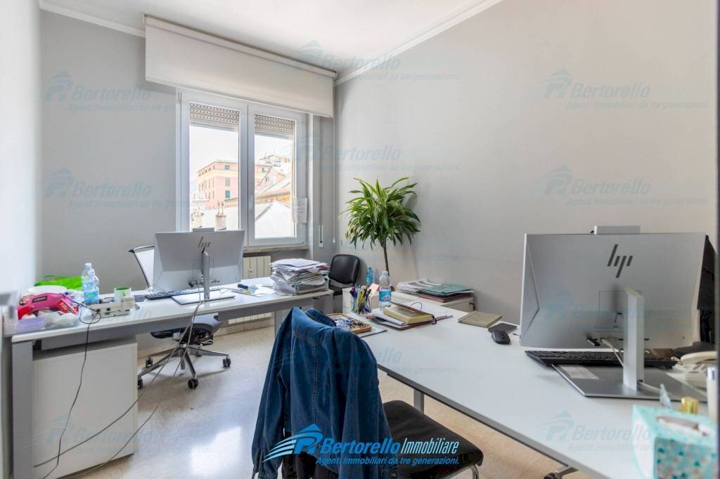 ufficio in vendita a Genova in zona Sampierdarena