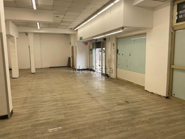 locale commerciale in vendita a Genova in zona Marassi