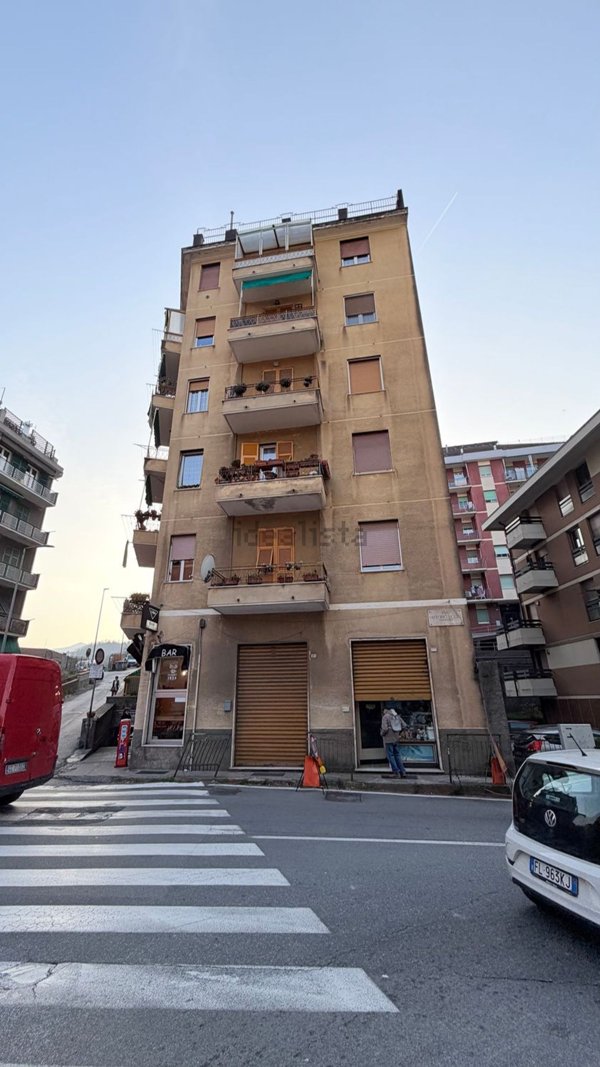 locale commerciale in vendita a Genova in zona Pontedecimo