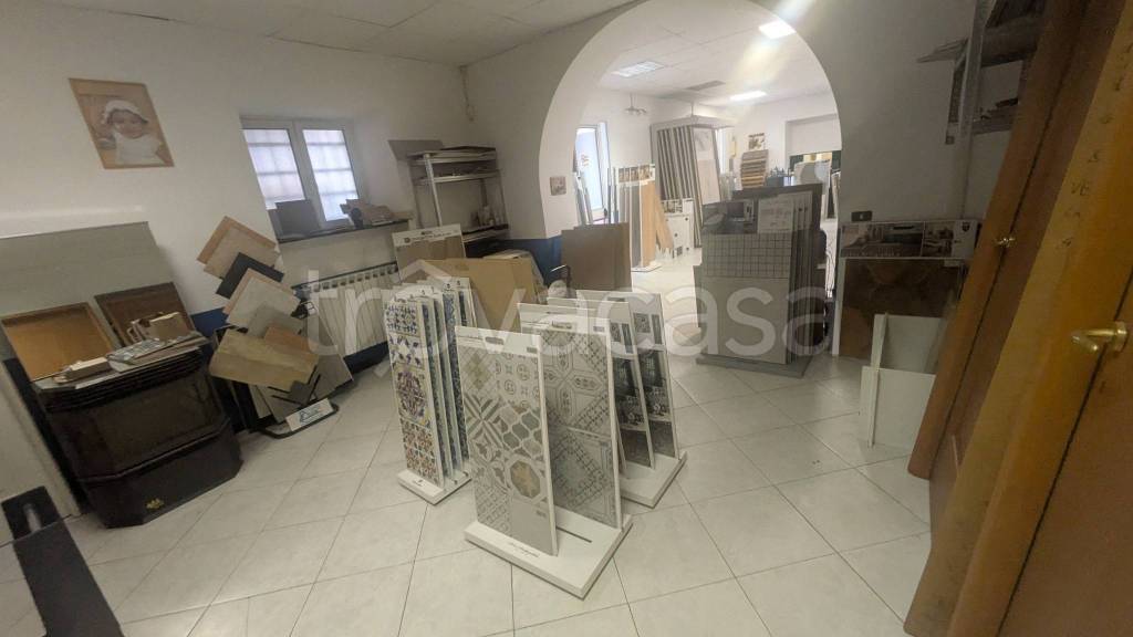 negozio in vendita a Genova in zona Rivarolo