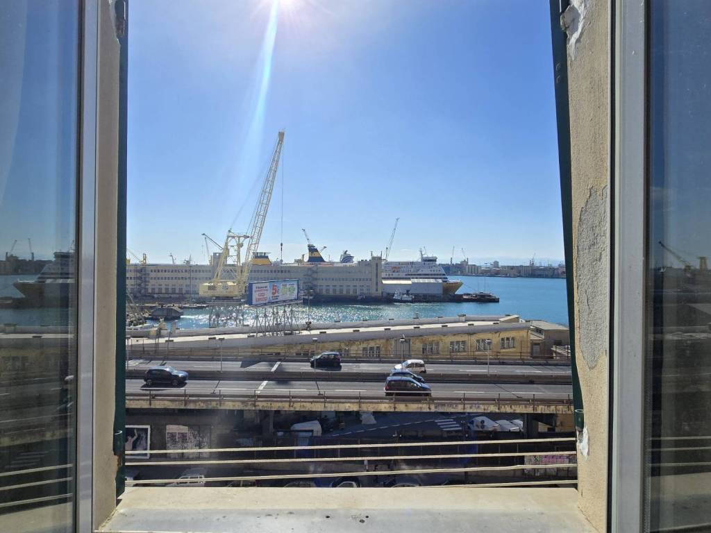 appartamento in vendita a Genova in zona Sottoripa / Maddalena / Molo