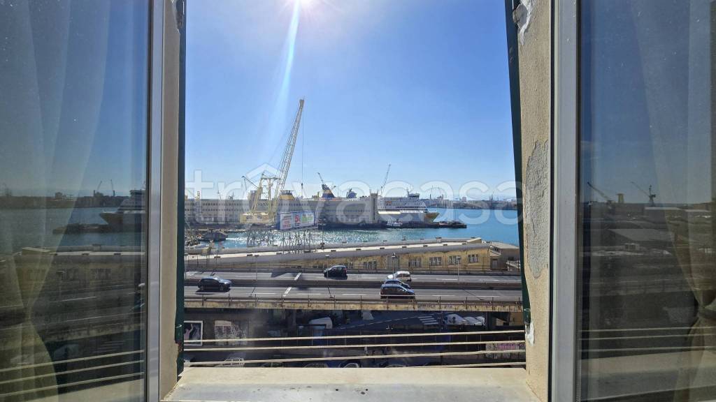 appartamento in vendita a Genova in zona Sottoripa / Maddalena / Molo