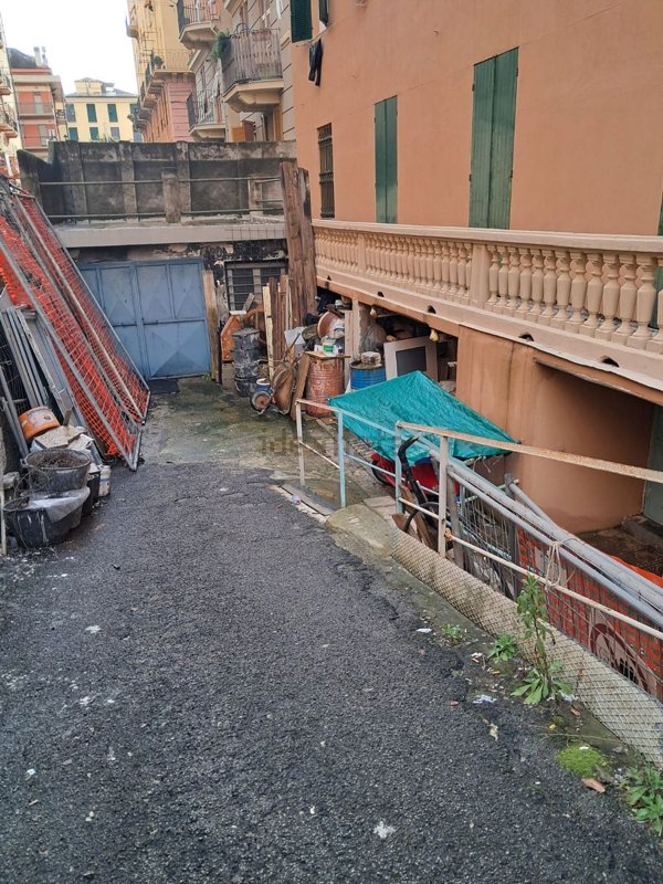 locale di sgombero in vendita a Genova in zona Cornigliano