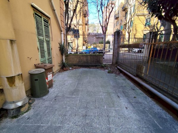 locale commerciale in vendita a Genova in zona San Fruttuoso