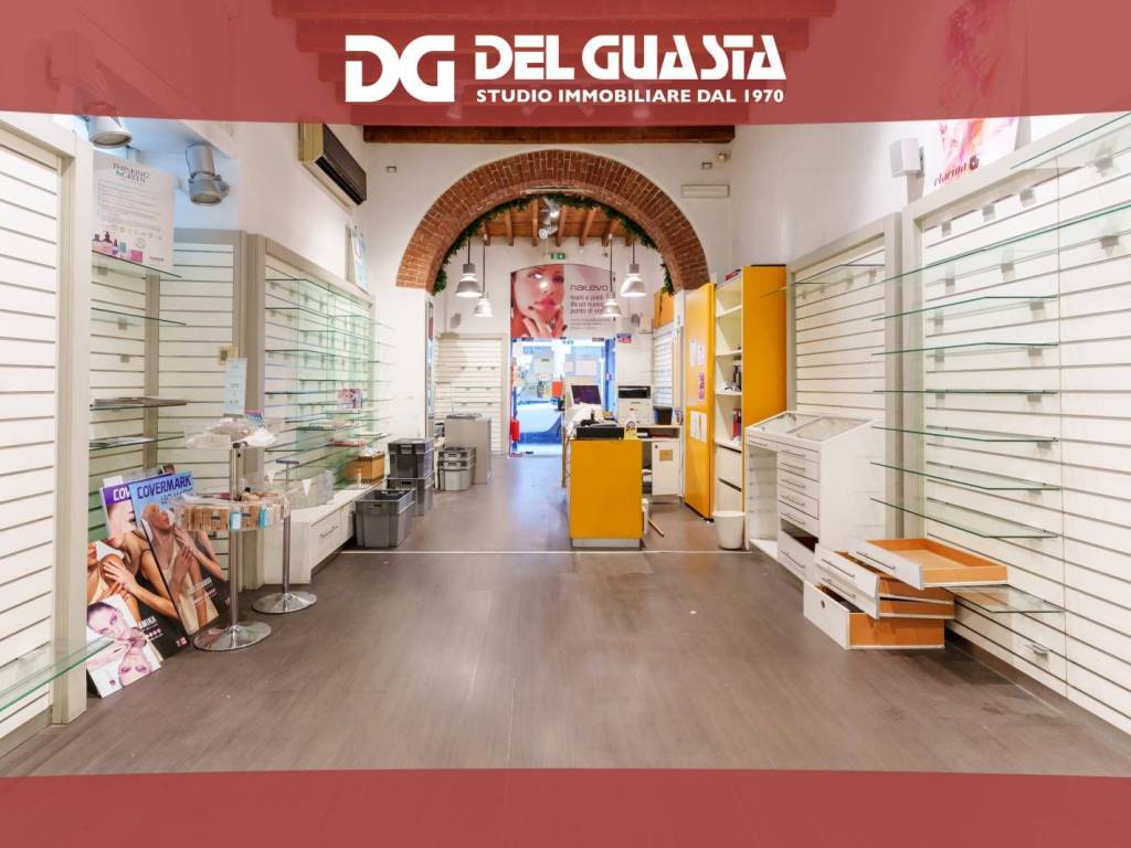 negozio in vendita a Genova in zona Staglieno