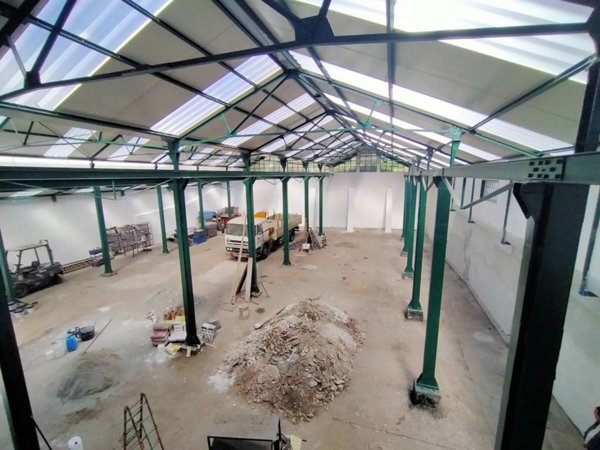 locale commerciale in vendita a Genova in zona Rivarolo