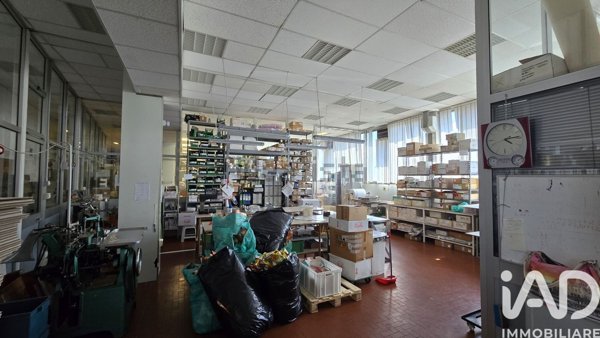 locale di sgombero in vendita a Genova in zona Sestri Ponente