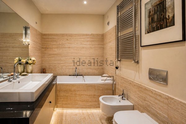 appartamento in vendita a Genova in zona Sottoripa / Maddalena / Molo