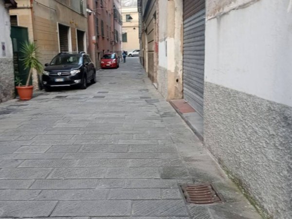 locale commerciale in vendita a Genova in zona Sottoripa / Maddalena / Molo