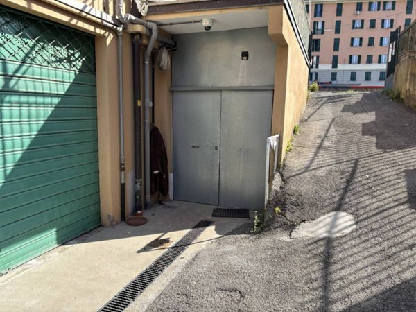 locale commerciale in vendita a Genova in zona Struppa