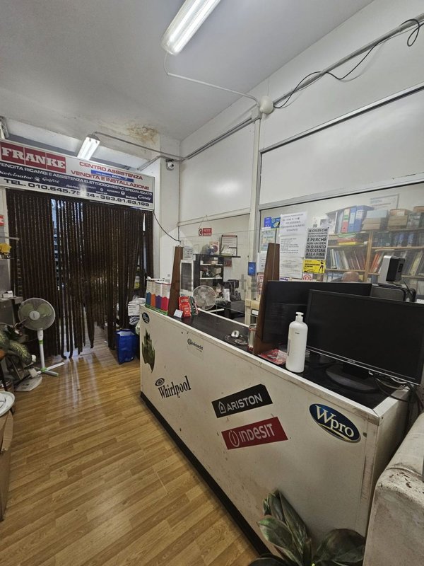 locale commerciale in vendita a Genova in zona Sampierdarena