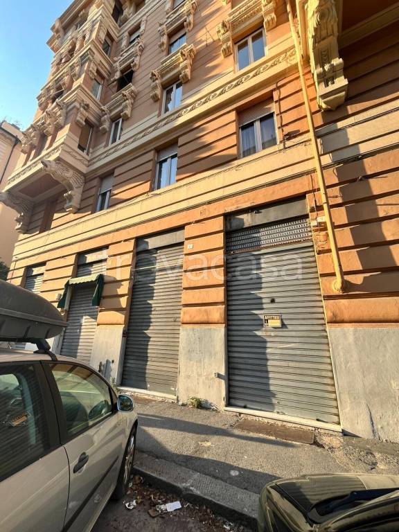negozio in vendita a Genova in zona Foce
