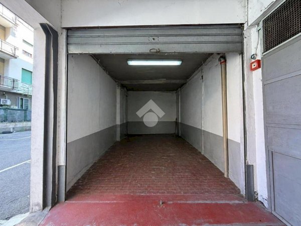 locale di sgombero in vendita a Genova in zona Sestri Ponente