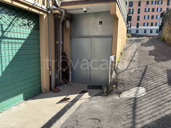 locale di sgombero in vendita a Genova in zona Molassana