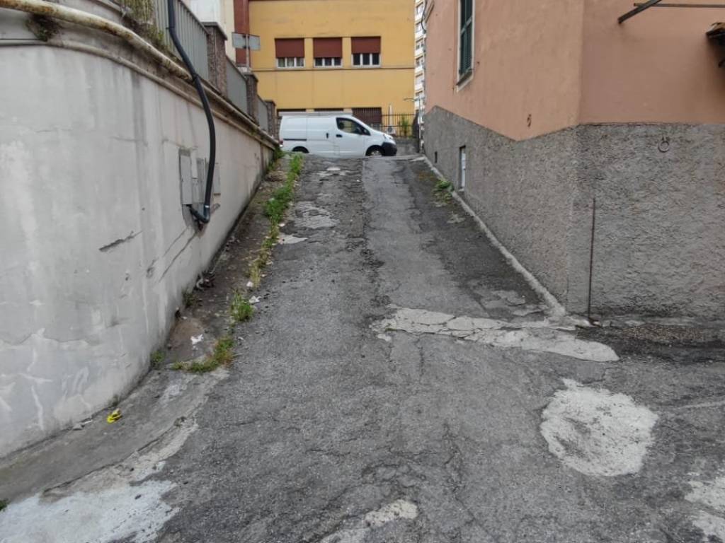 locale commerciale in vendita a Genova in zona Molassana