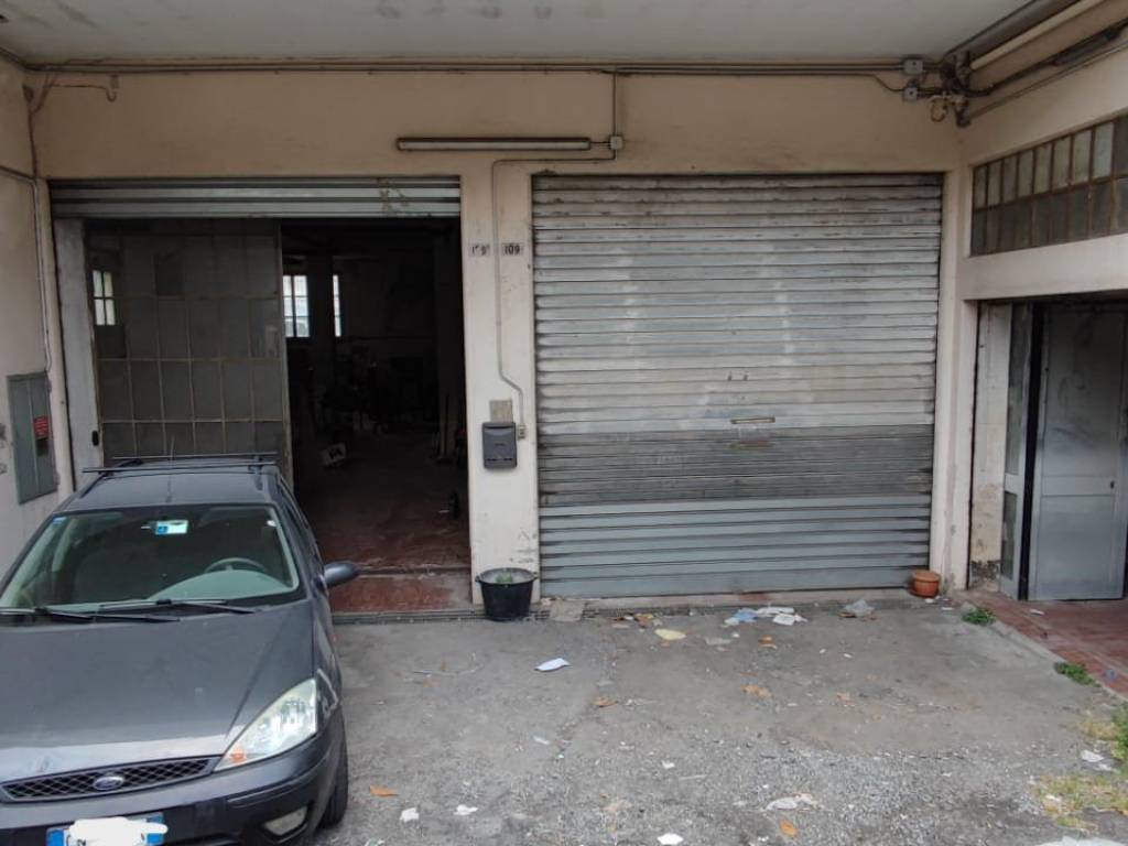 locale commerciale in vendita a Genova in zona Molassana