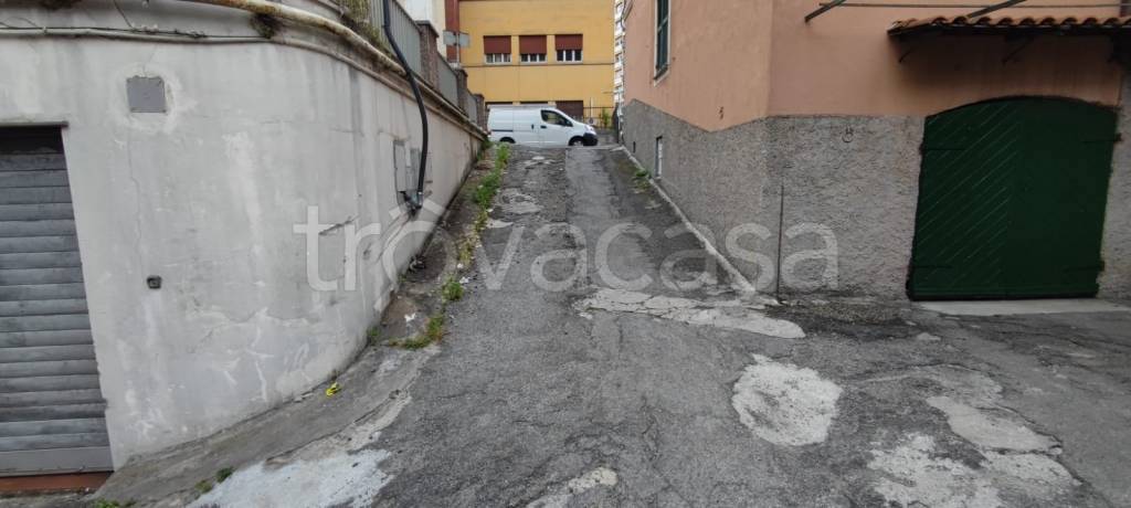 locale commerciale in vendita a Genova in zona Molassana