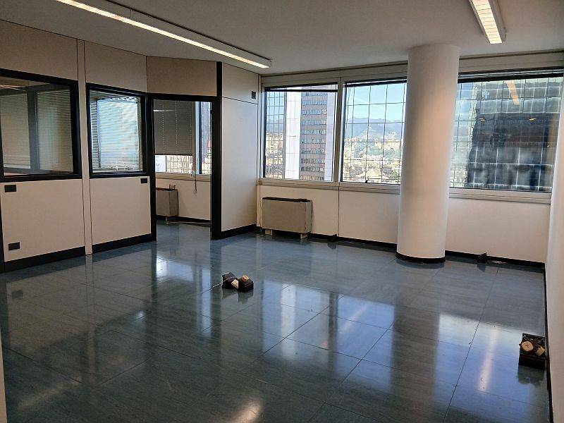 ufficio in vendita a Genova in zona Sampierdarena