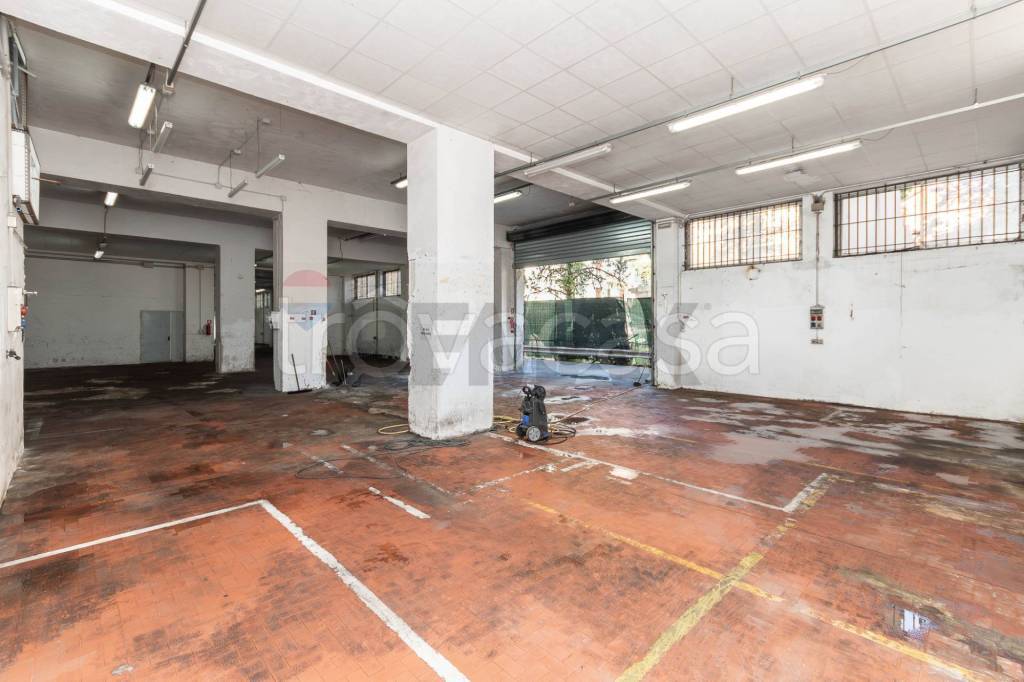 negozio in vendita a Genova in zona Struppa