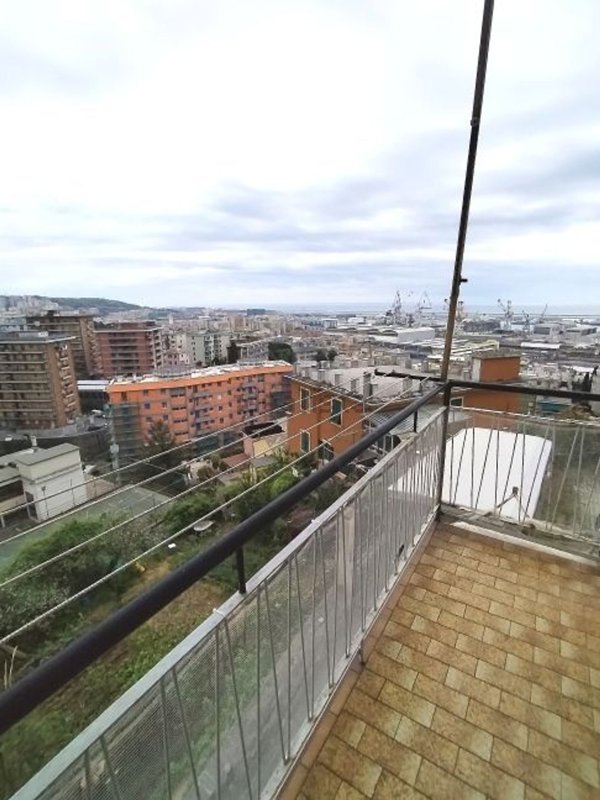 appartamento in vendita a Genova in zona Sestri Ponente