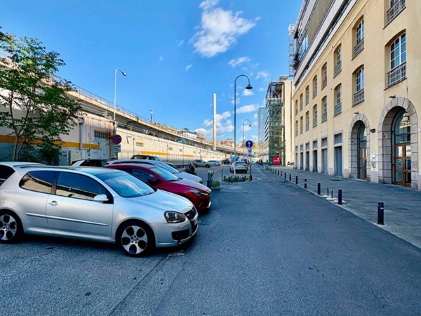 negozio in vendita a Genova in zona Sottoripa / Maddalena / Molo