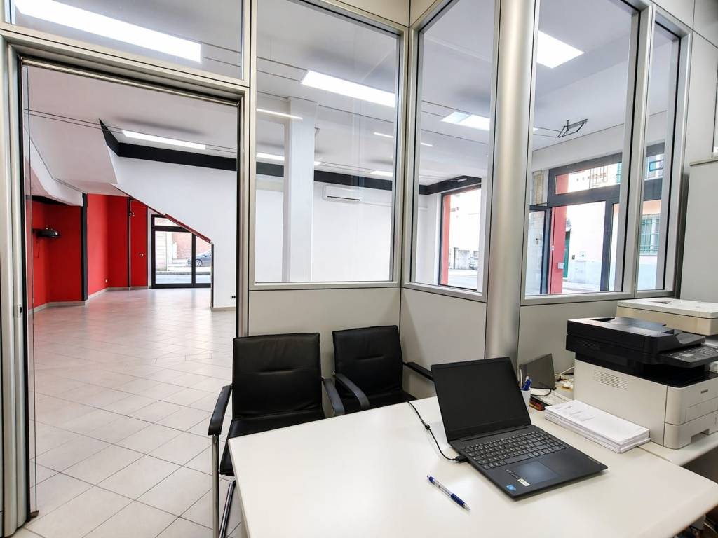 negozio in vendita a Genova in zona Sestri Ponente