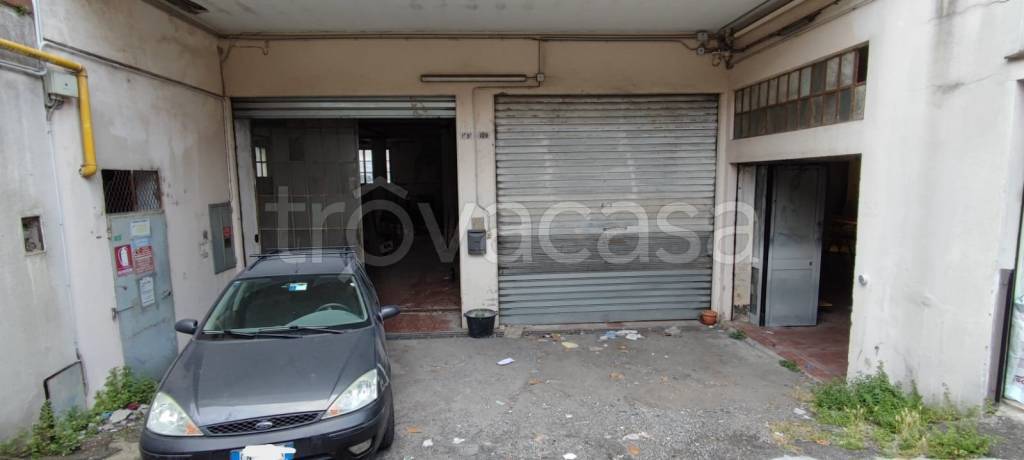 locale commerciale in vendita a Genova in zona Molassana