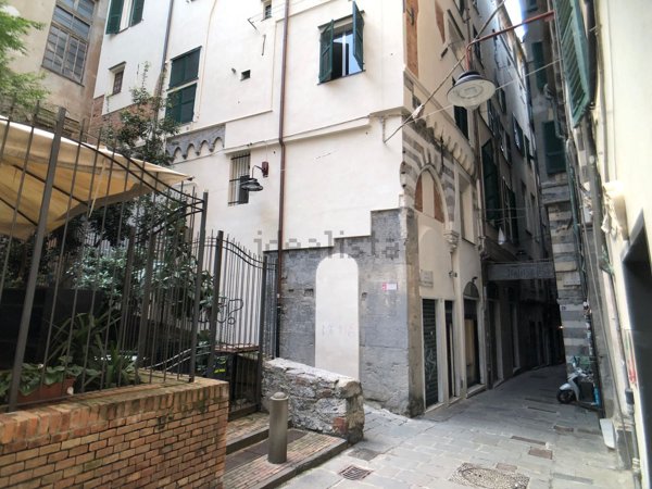 appartamento in vendita a Genova in zona Sottoripa / Maddalena / Molo
