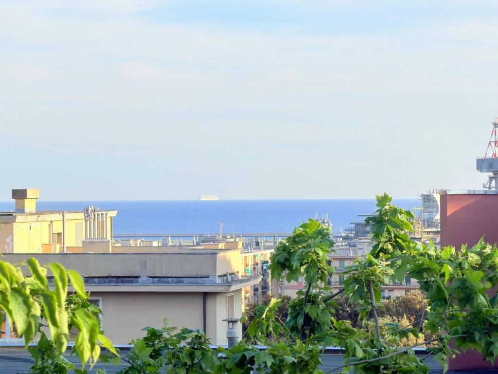 appartamento in vendita a Genova in zona Sestri Ponente