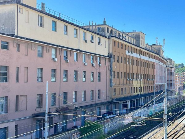 locale commerciale in vendita a Genova in zona Bolzaneto