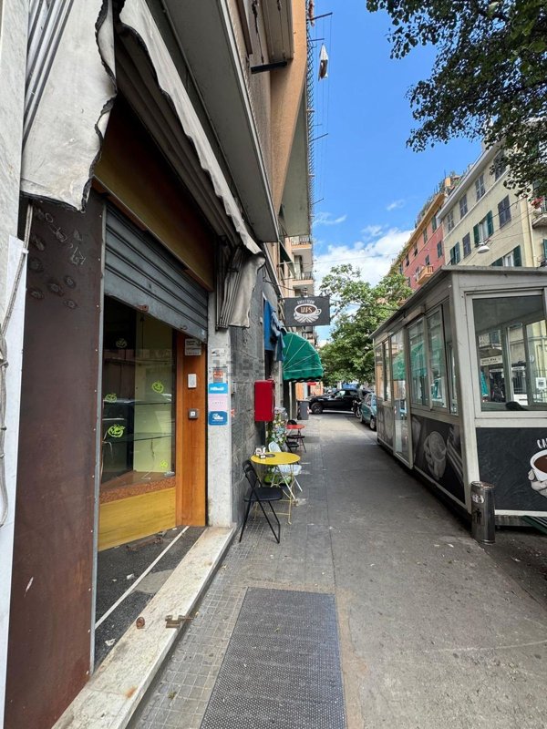 negozio in vendita a Genova in zona Rivarolo
